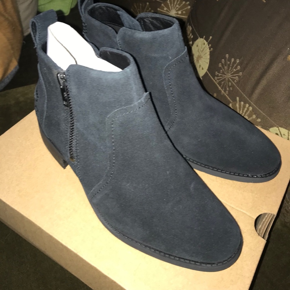 BLACK UGG BOOTS